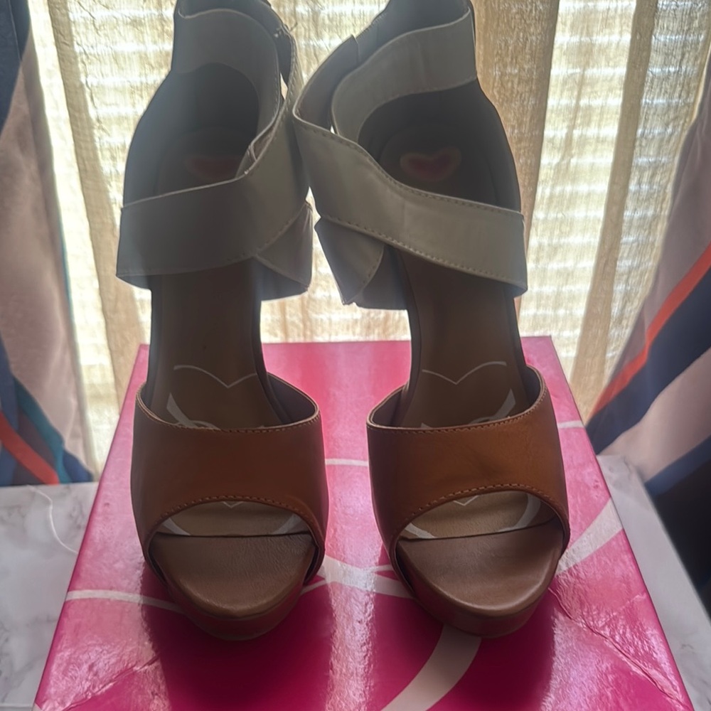 Elegant Tan and Cream Women's Sandals